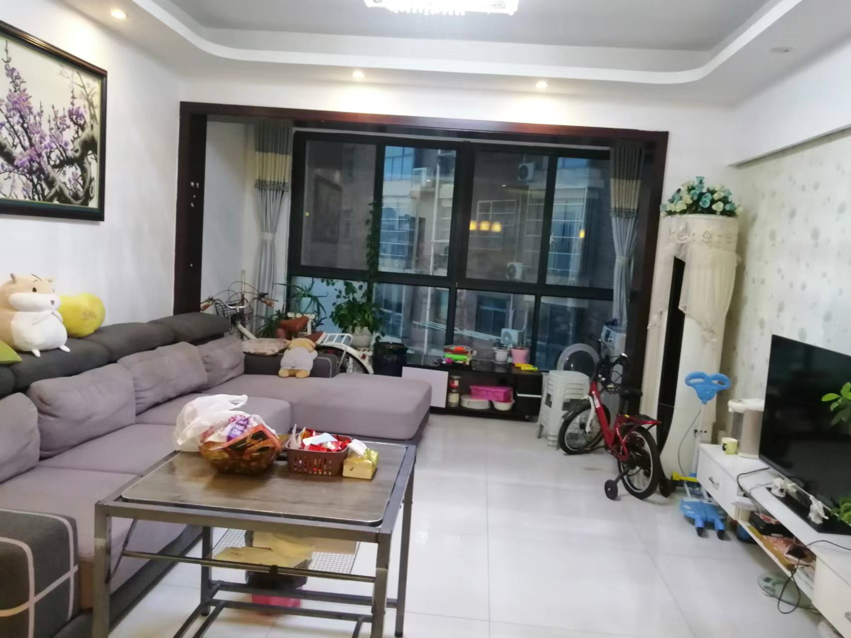 中央皇庭 3室2厅1卫 60.0万 中央皇庭 3室2厅1卫 60.0万客厅