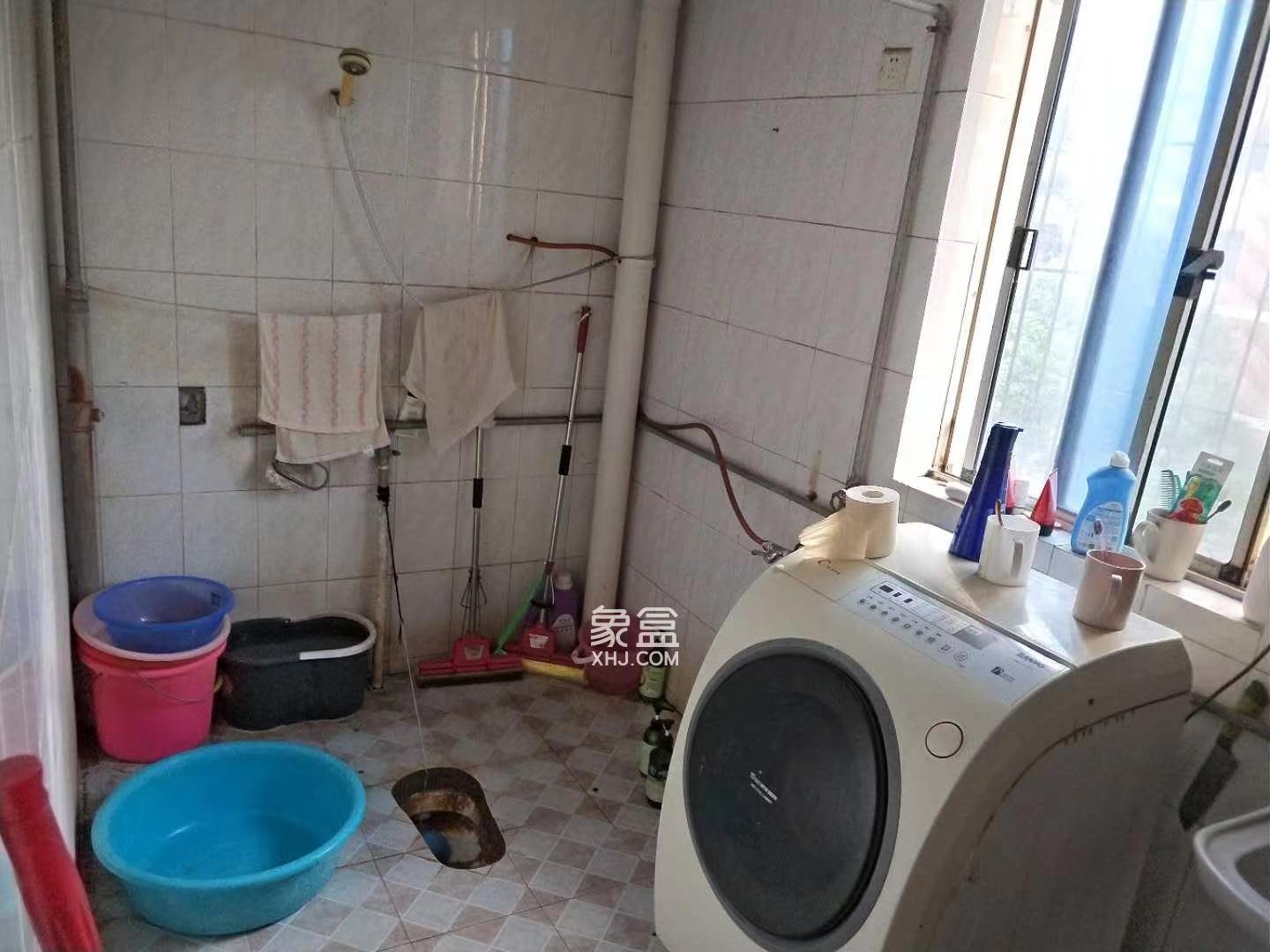 天鹅花园 3室2厅1卫 45.0万 天鹅花园 3室2厅1卫 45.0万客厅