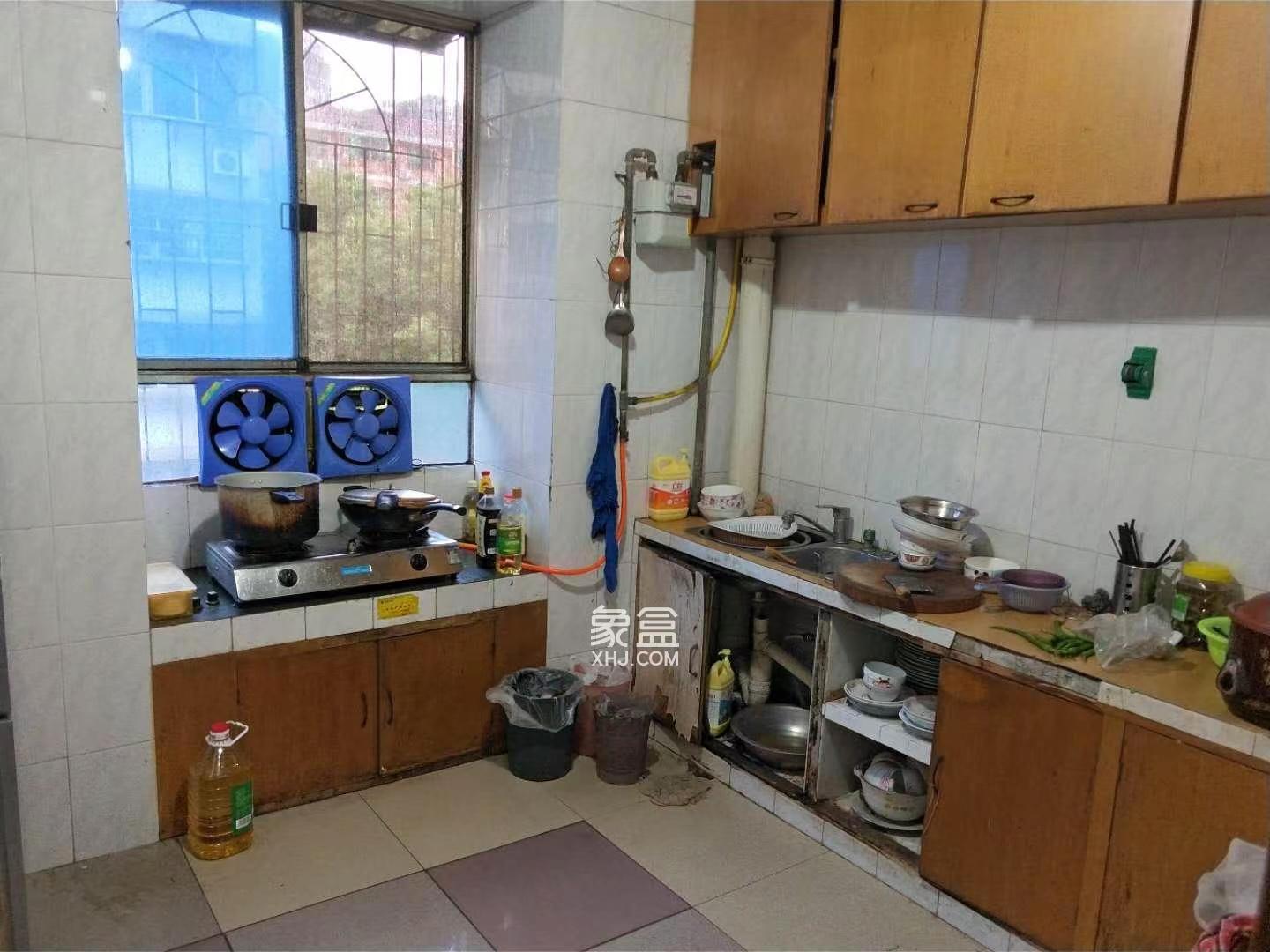 天鹅花园 3室2厅1卫 45.0万 天鹅花园 3室2厅1卫 45.0万客厅