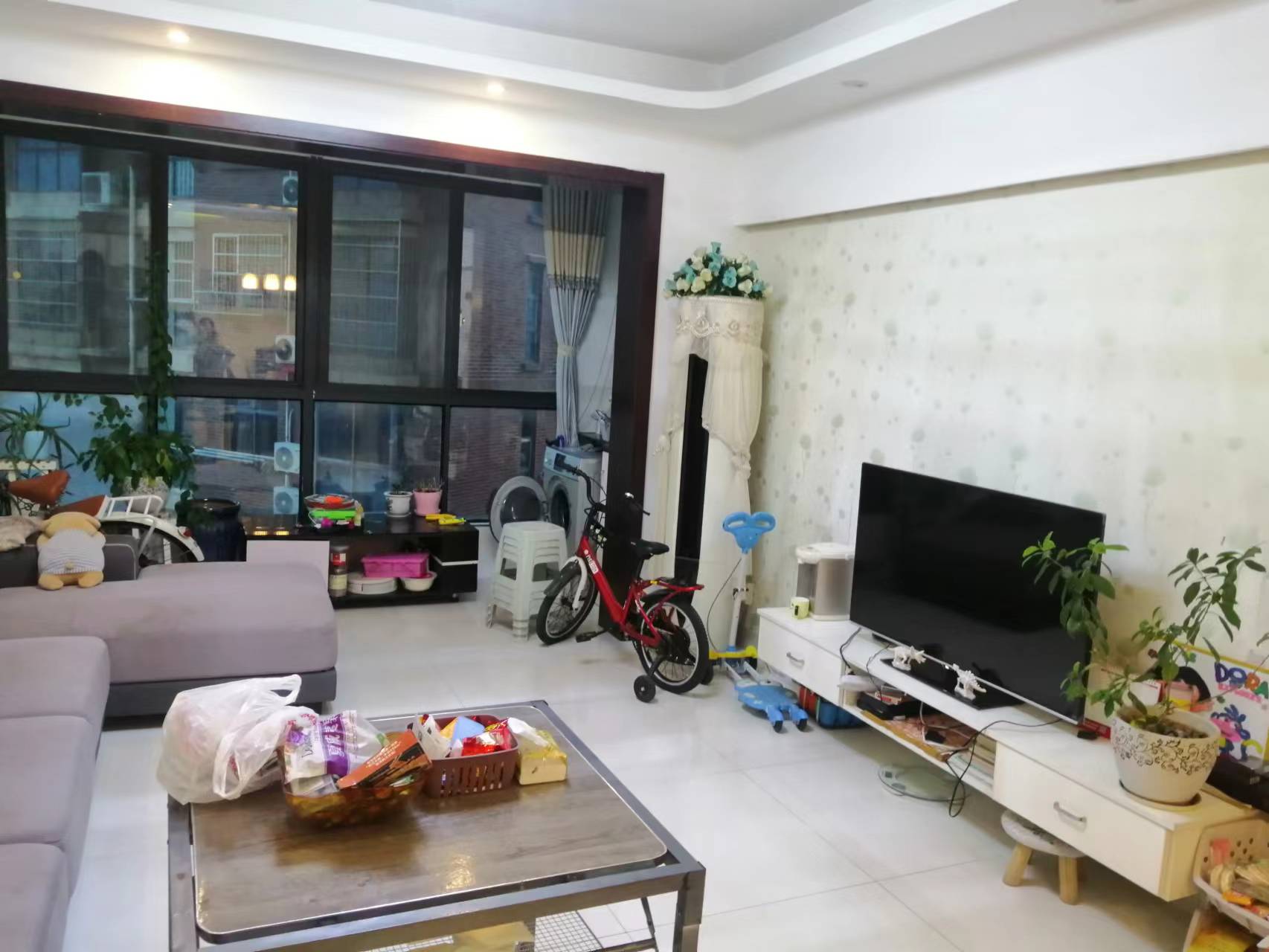 中央皇庭 3室2厅1卫 60.0万 中央皇庭 3室2厅1卫 60.0万客厅