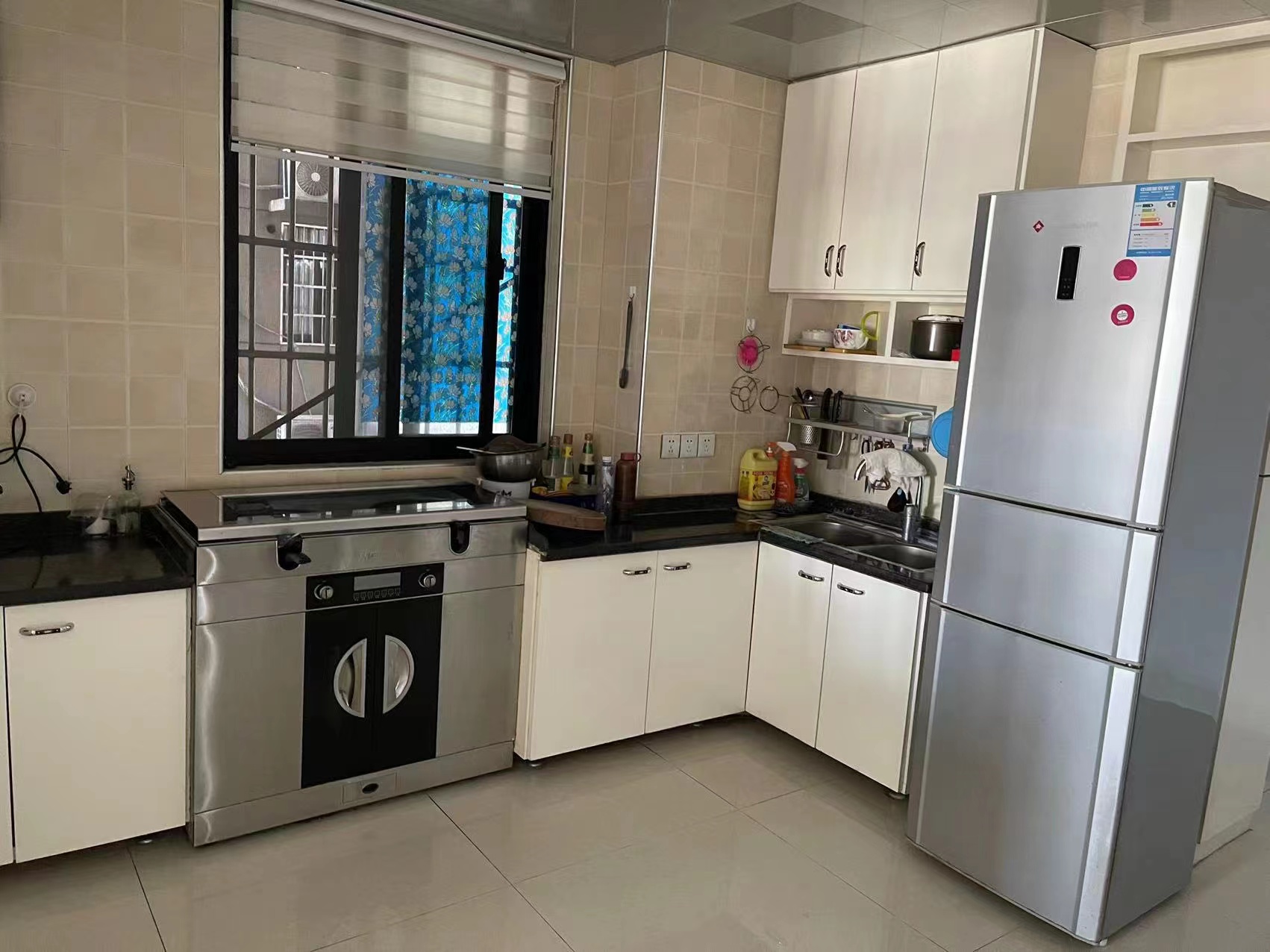 中央商业广场 3室2厅2卫 81.0万 中央商业广场 3室2厅2卫 81.0万客厅