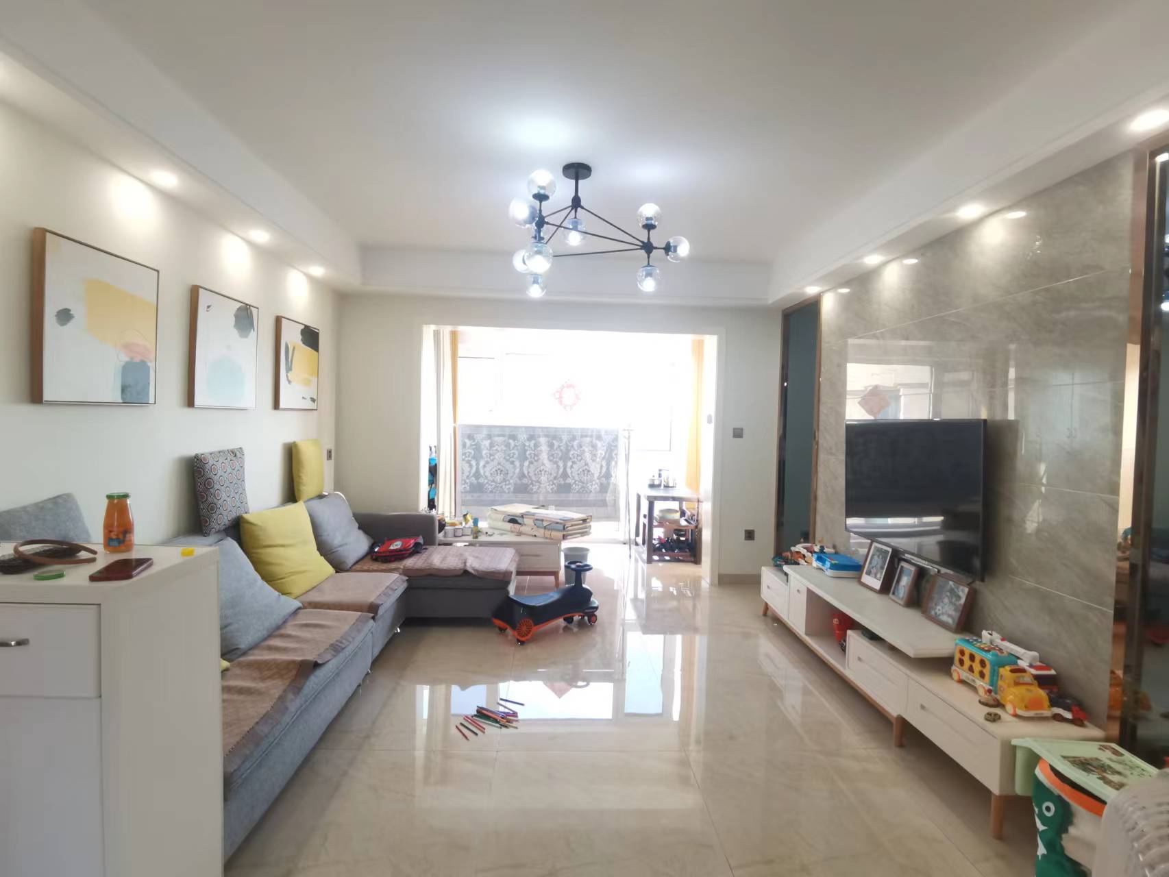 东部美的城 3室2厅2卫 88.0万 东部美的城 3室2厅2卫 88.0万客厅