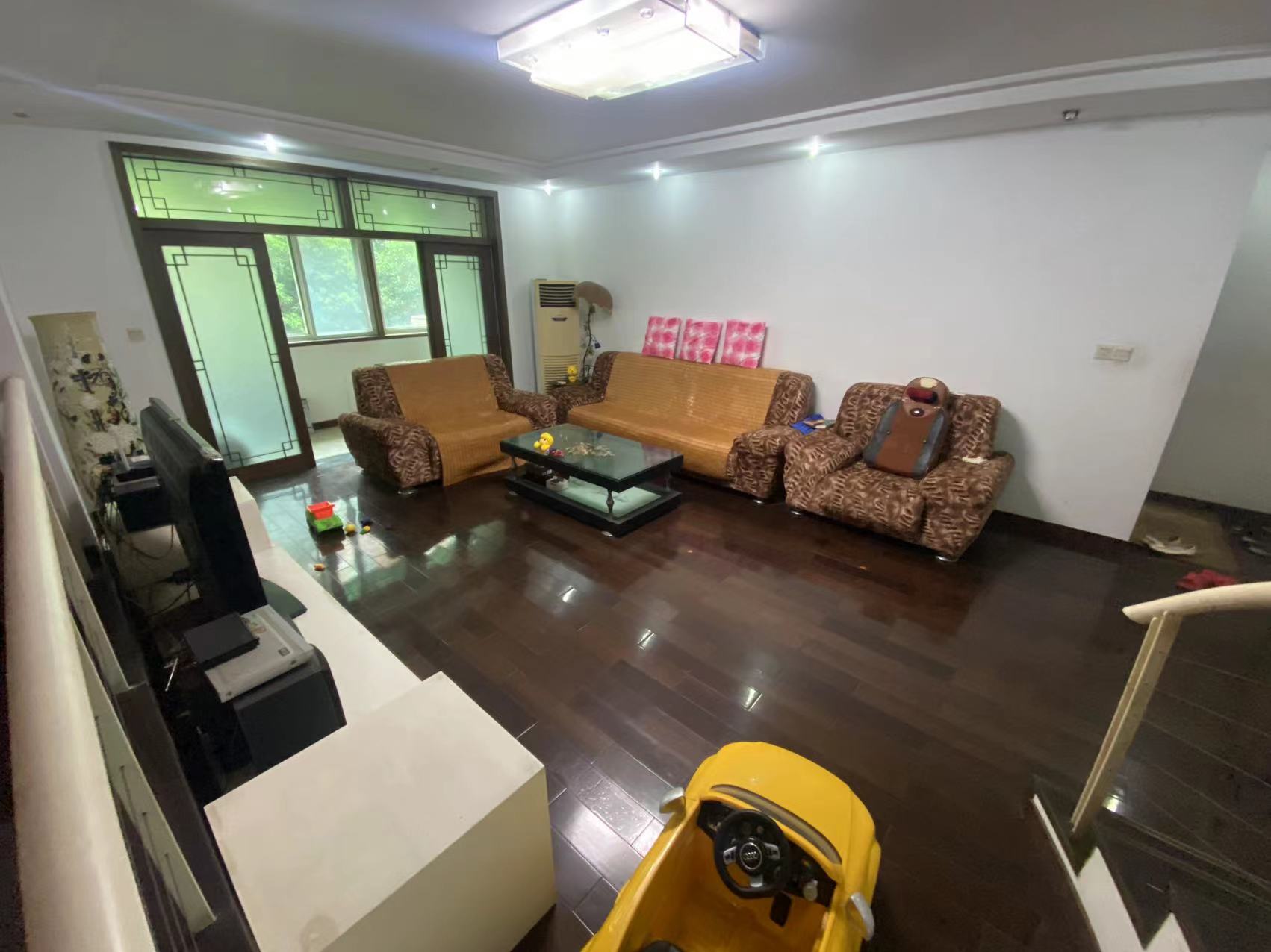 珠江花园 0室0厅0卫 85.0万 珠江花园 0室0厅0卫 85.0万客厅