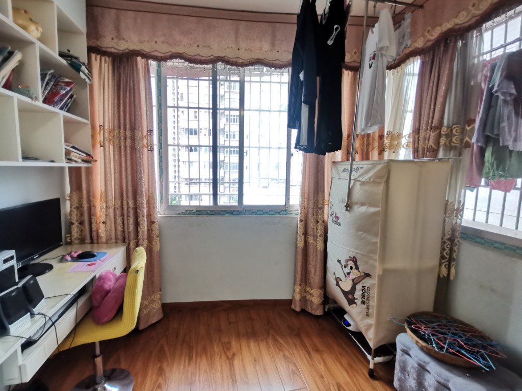 金路大厦 4室2厅2卫 93.8万 金路大厦 4室2厅2卫 93.8万客厅