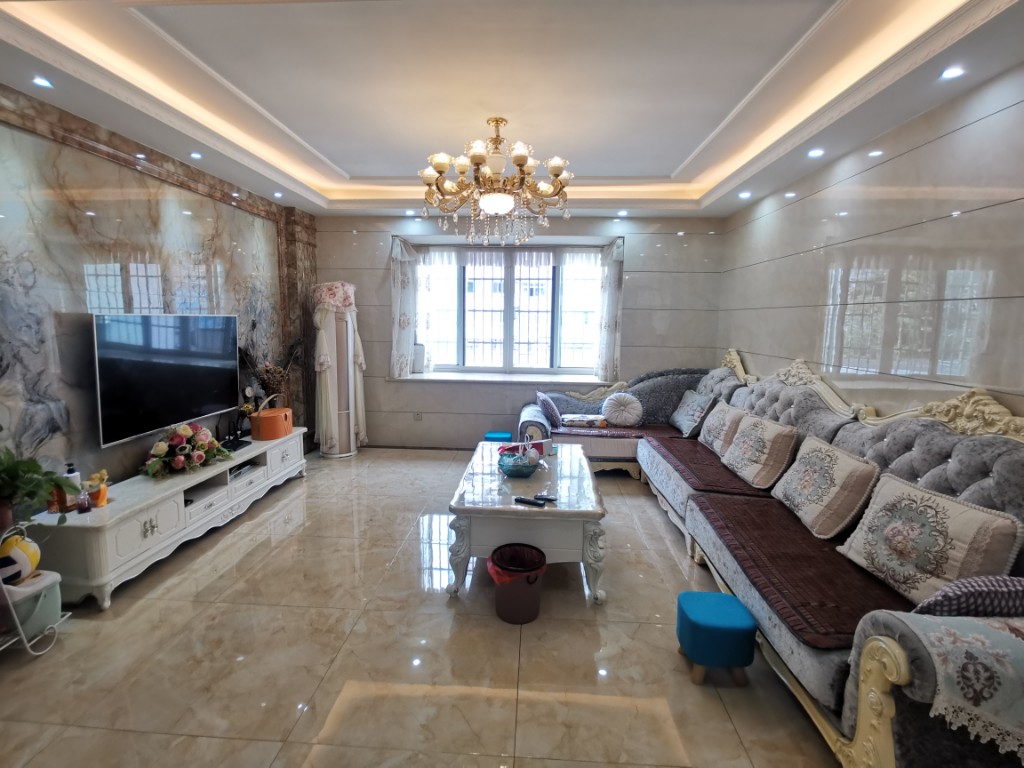 金路大厦 4室2厅2卫 93.8万 金路大厦 4室2厅2卫 93.8万客厅