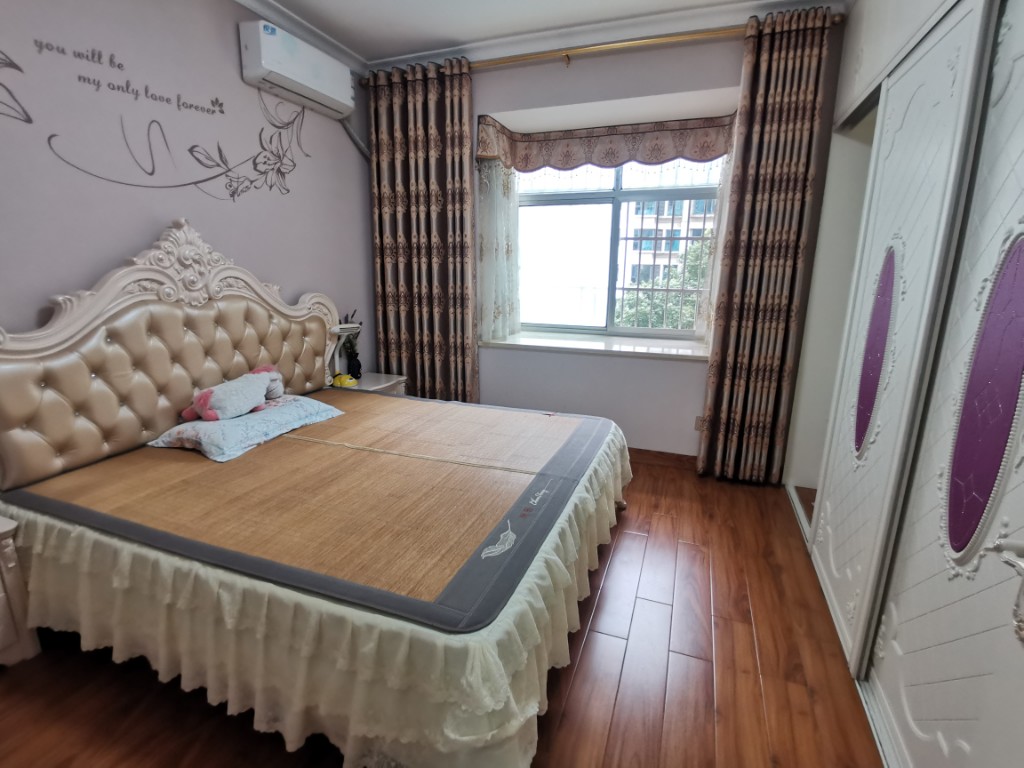 金路大厦 4室2厅2卫 93.8万 金路大厦 4室2厅2卫 93.8万客厅