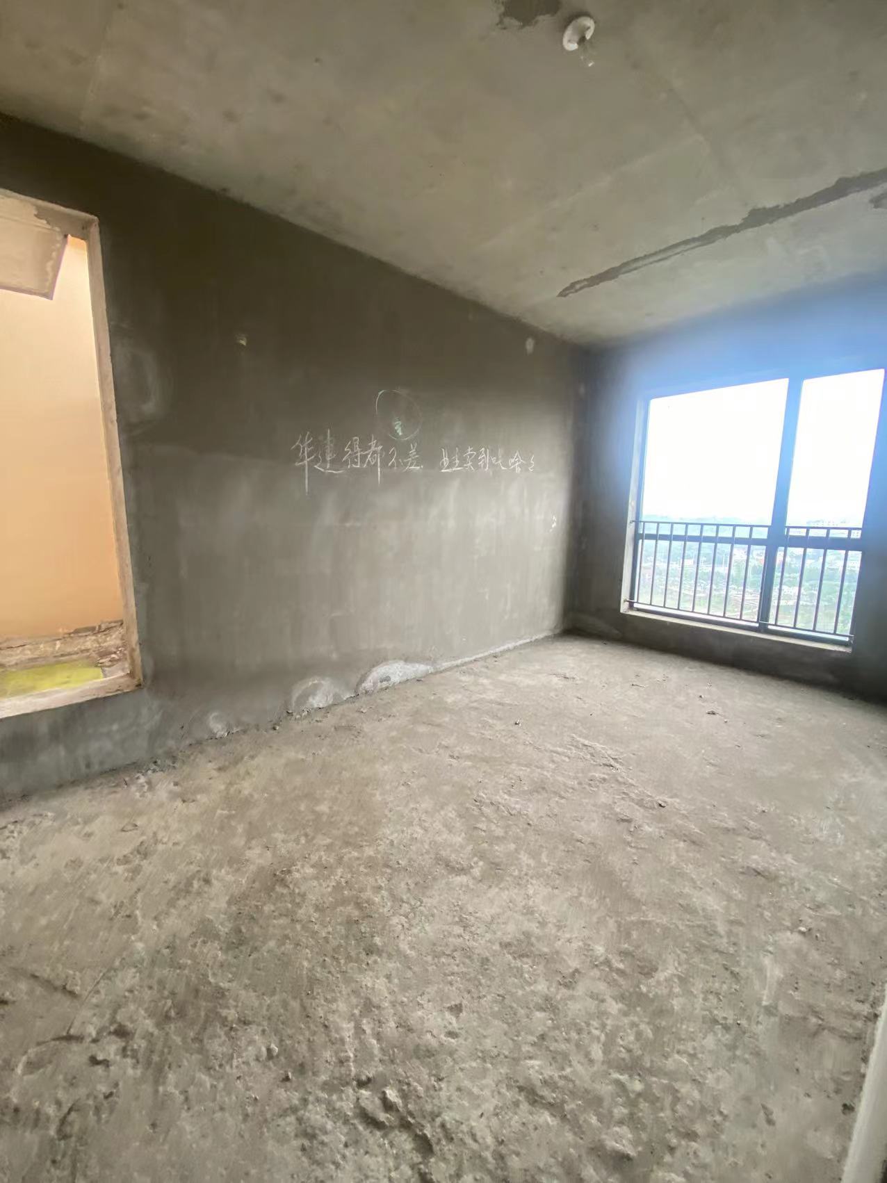 逸都花园 5室2厅2卫 68.0万 逸都花园 5室2厅2卫 68.0万客厅