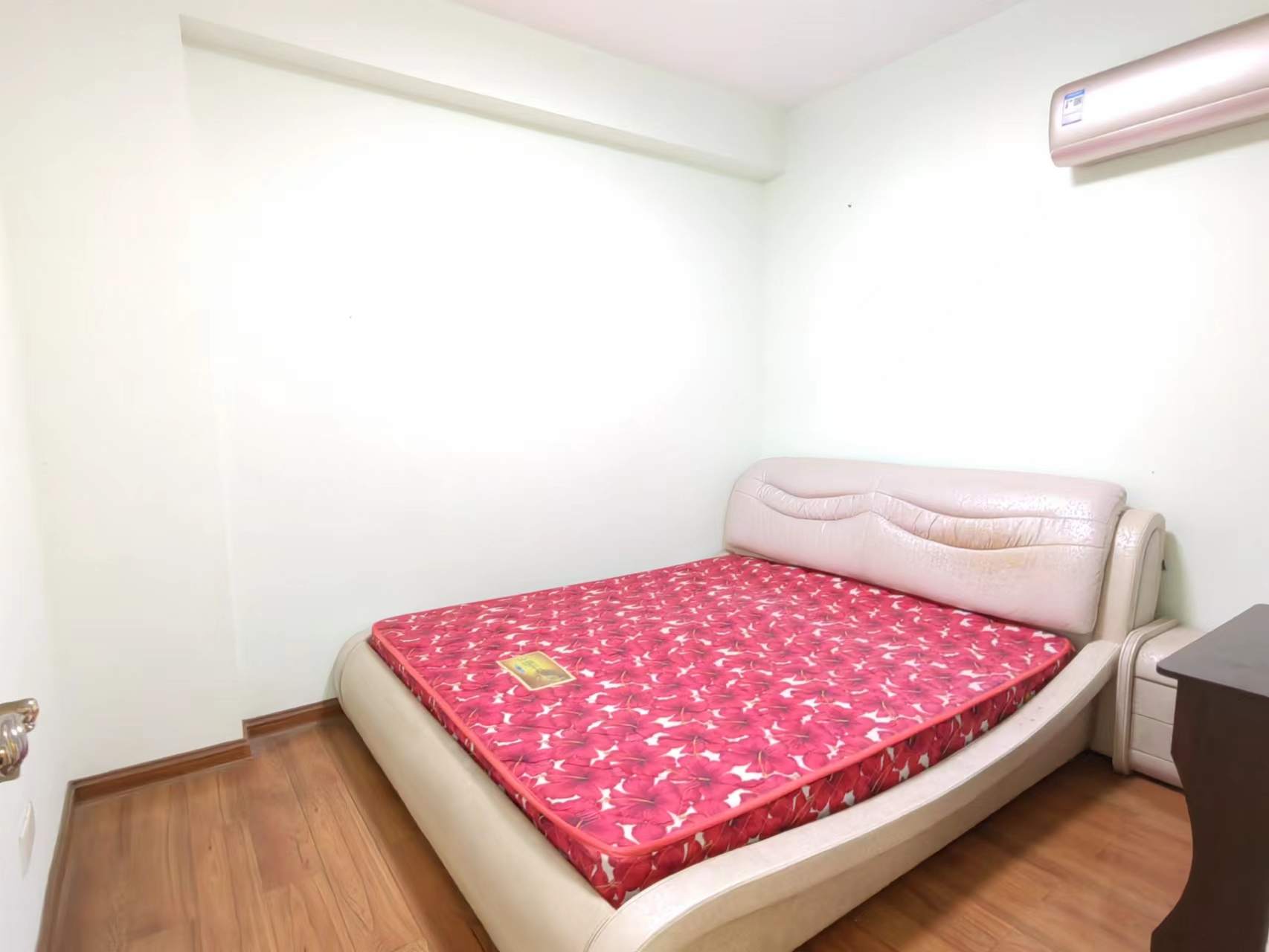 泰山公馆 3室2厅1卫 80.0万 泰山公馆 3室2厅1卫 80.0万客厅