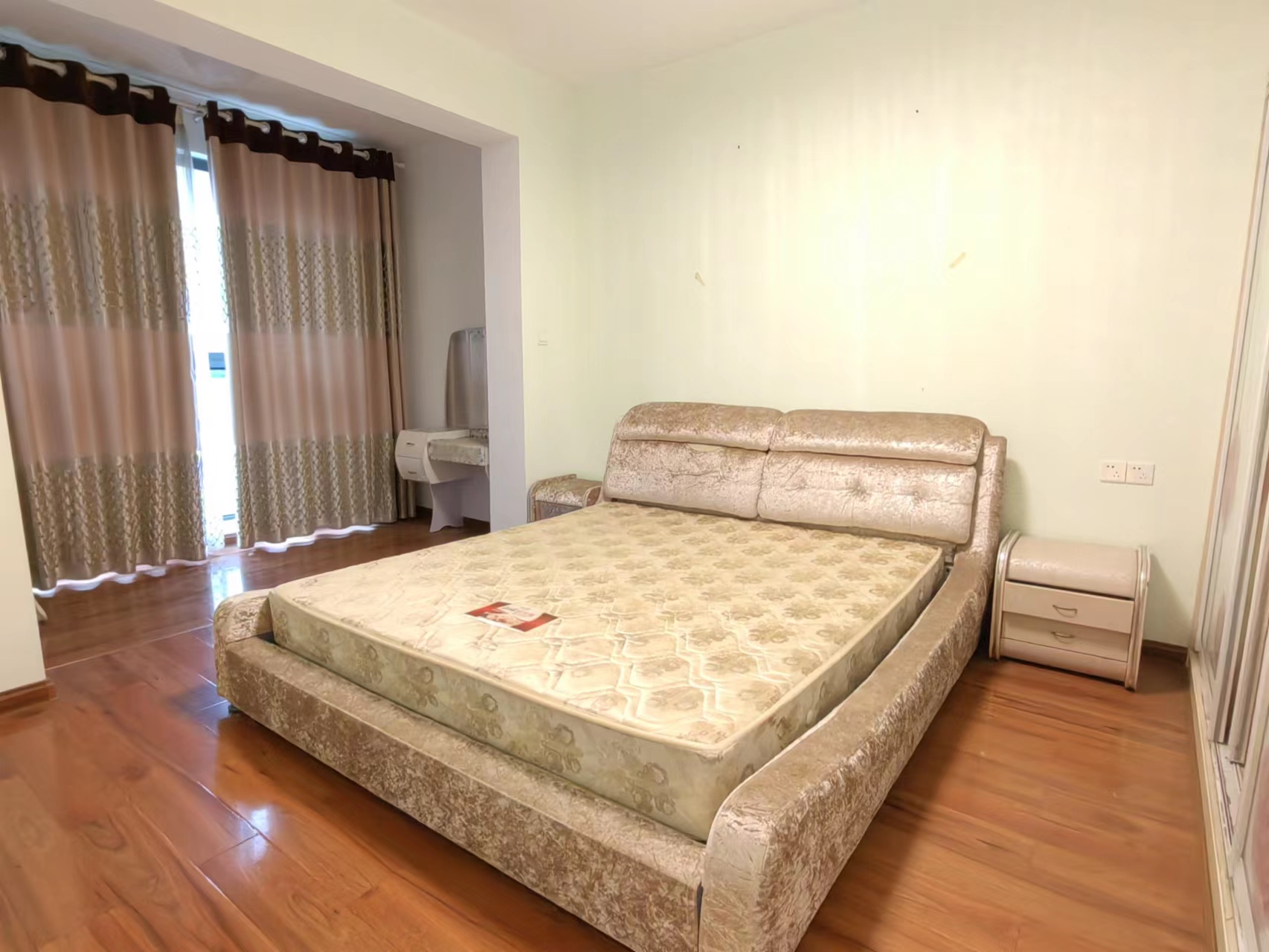 泰山公馆 3室2厅1卫 80.0万 泰山公馆 3室2厅1卫 80.0万客厅