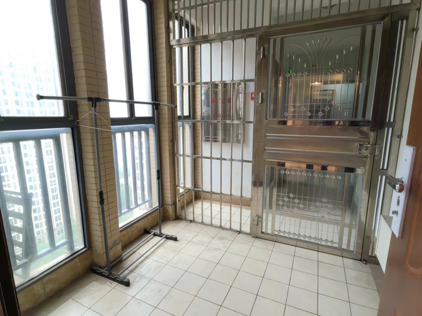 泰山公馆 3室2厅1卫 80.0万 泰山公馆 3室2厅1卫 80.0万客厅