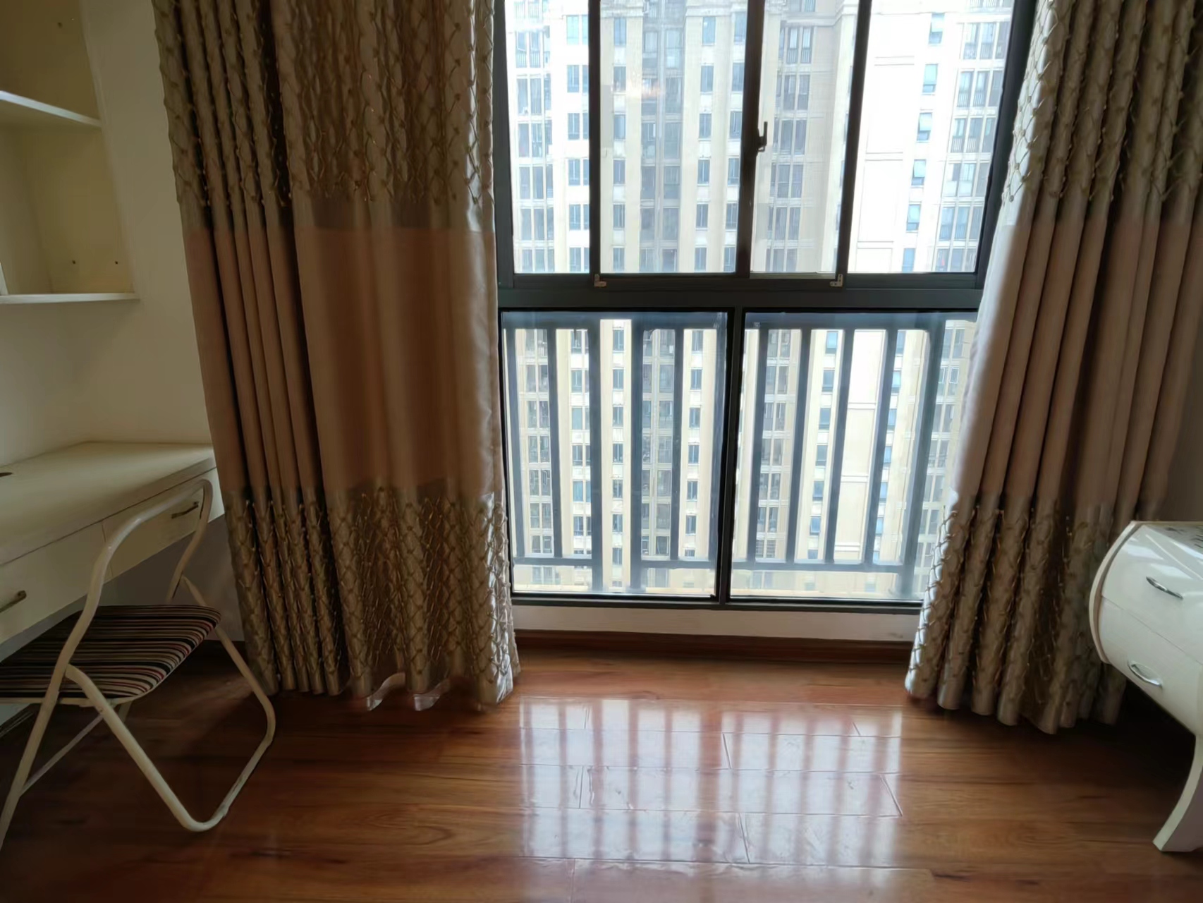 泰山公馆 3室2厅1卫 80.0万 泰山公馆 3室2厅1卫 80.0万客厅