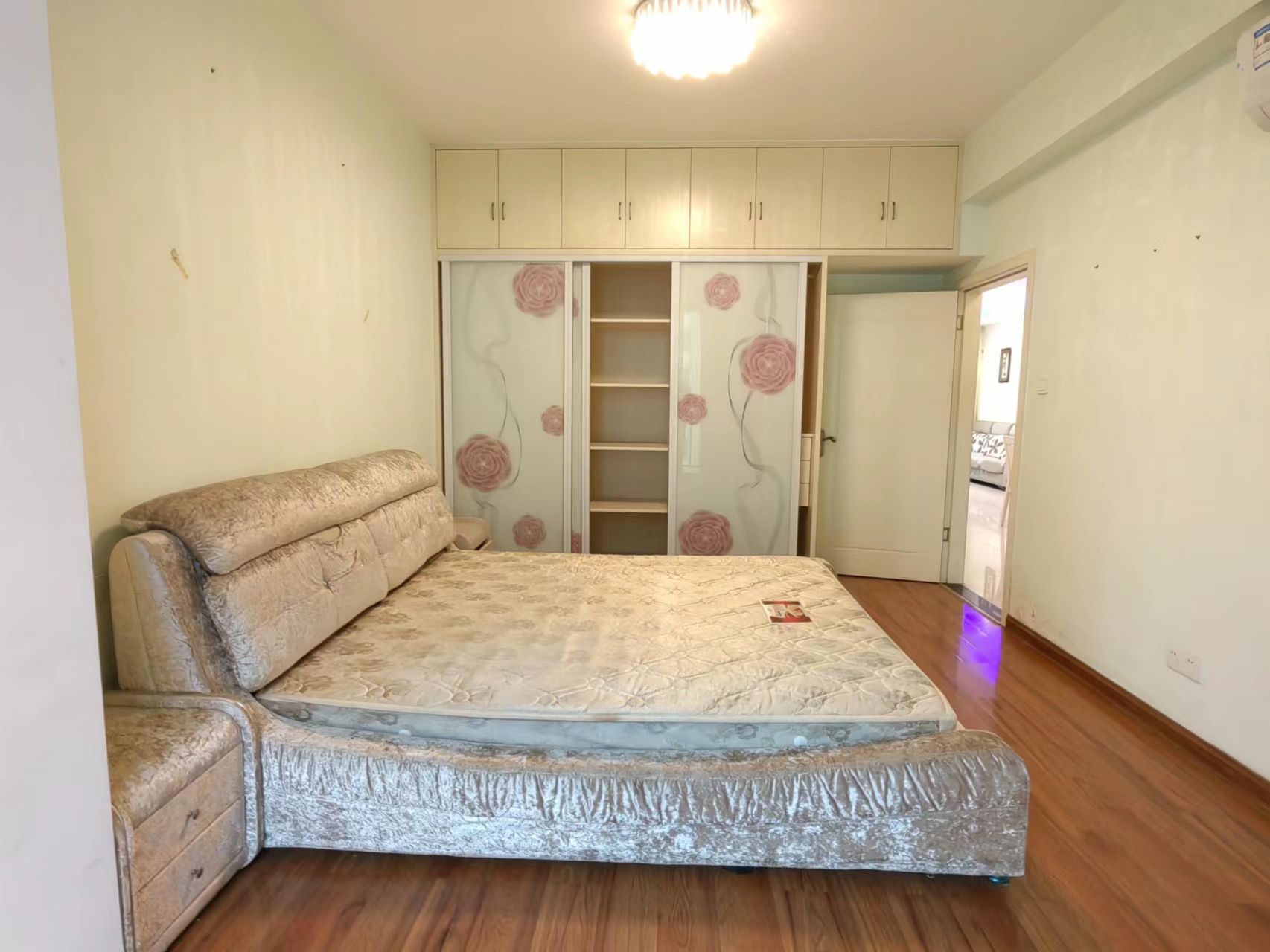 泰山公馆 3室2厅1卫 80.0万 泰山公馆 3室2厅1卫 80.0万客厅