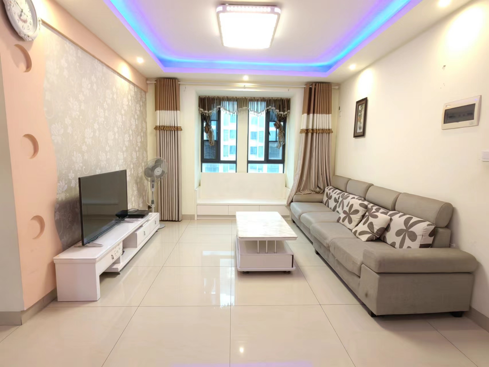 泰山公馆 3室2厅1卫 80.0万 泰山公馆 3室2厅1卫 80.0万客厅