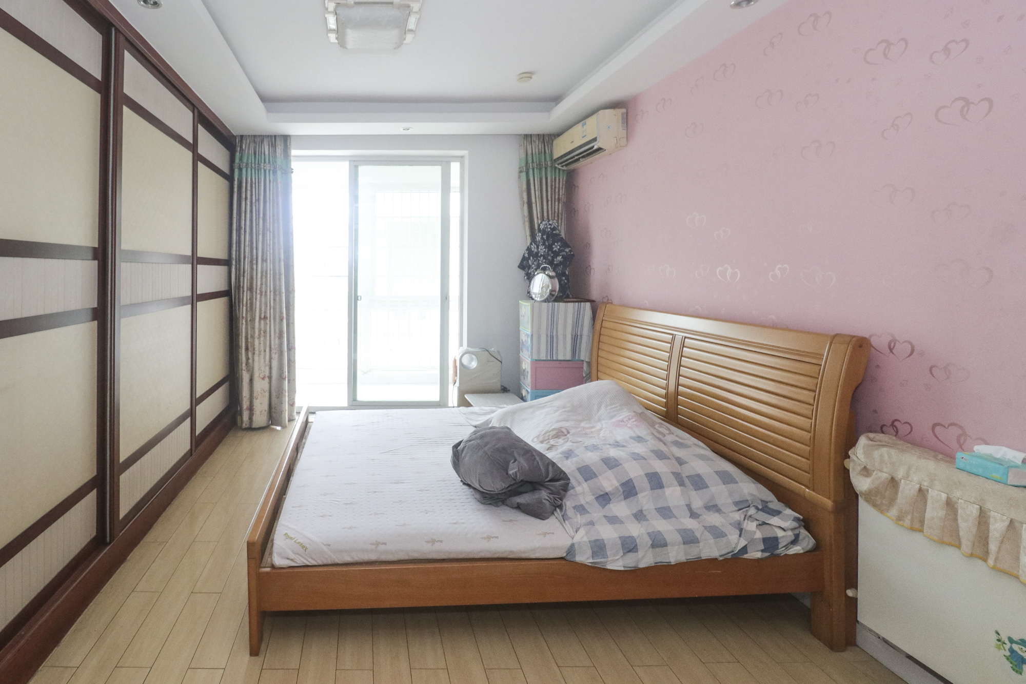 枫林美景  5室2厅2卫   132.00万卧室