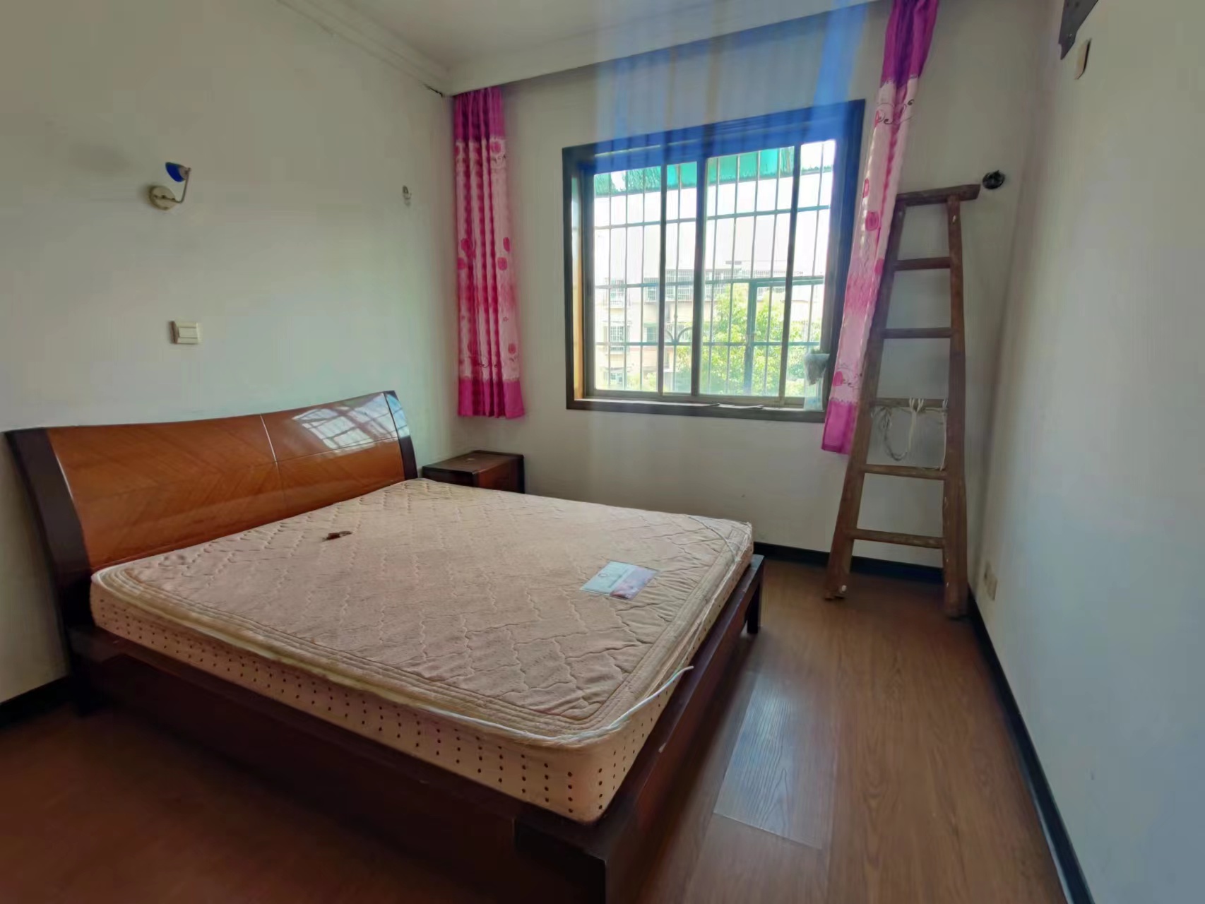 金泰园小区 3室2厅2卫 48.0万 金泰园小区 3室2厅2卫 48.0万客厅