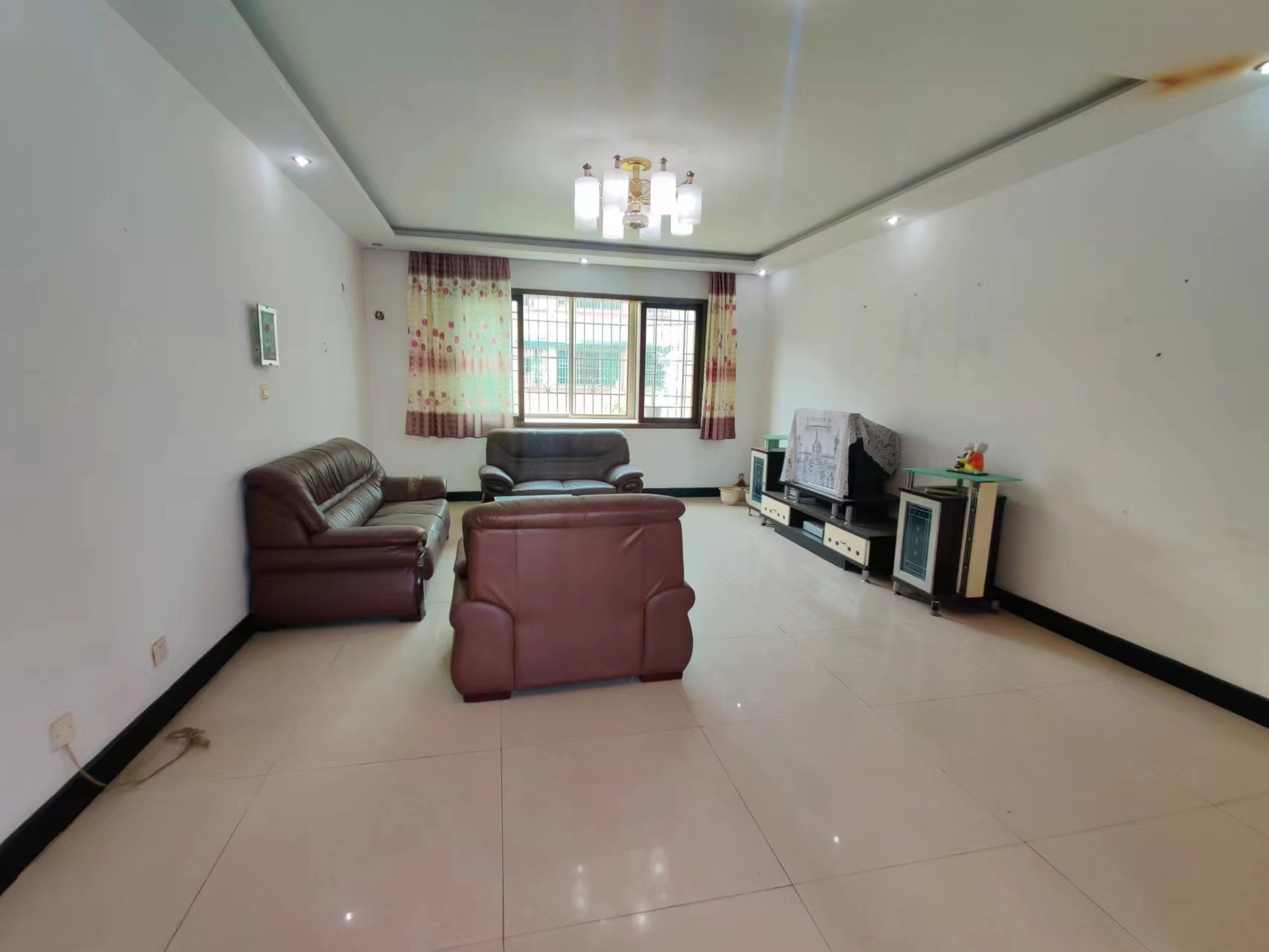 金泰园小区 3室2厅2卫 48.0万 金泰园小区 3室2厅2卫 48.0万客厅