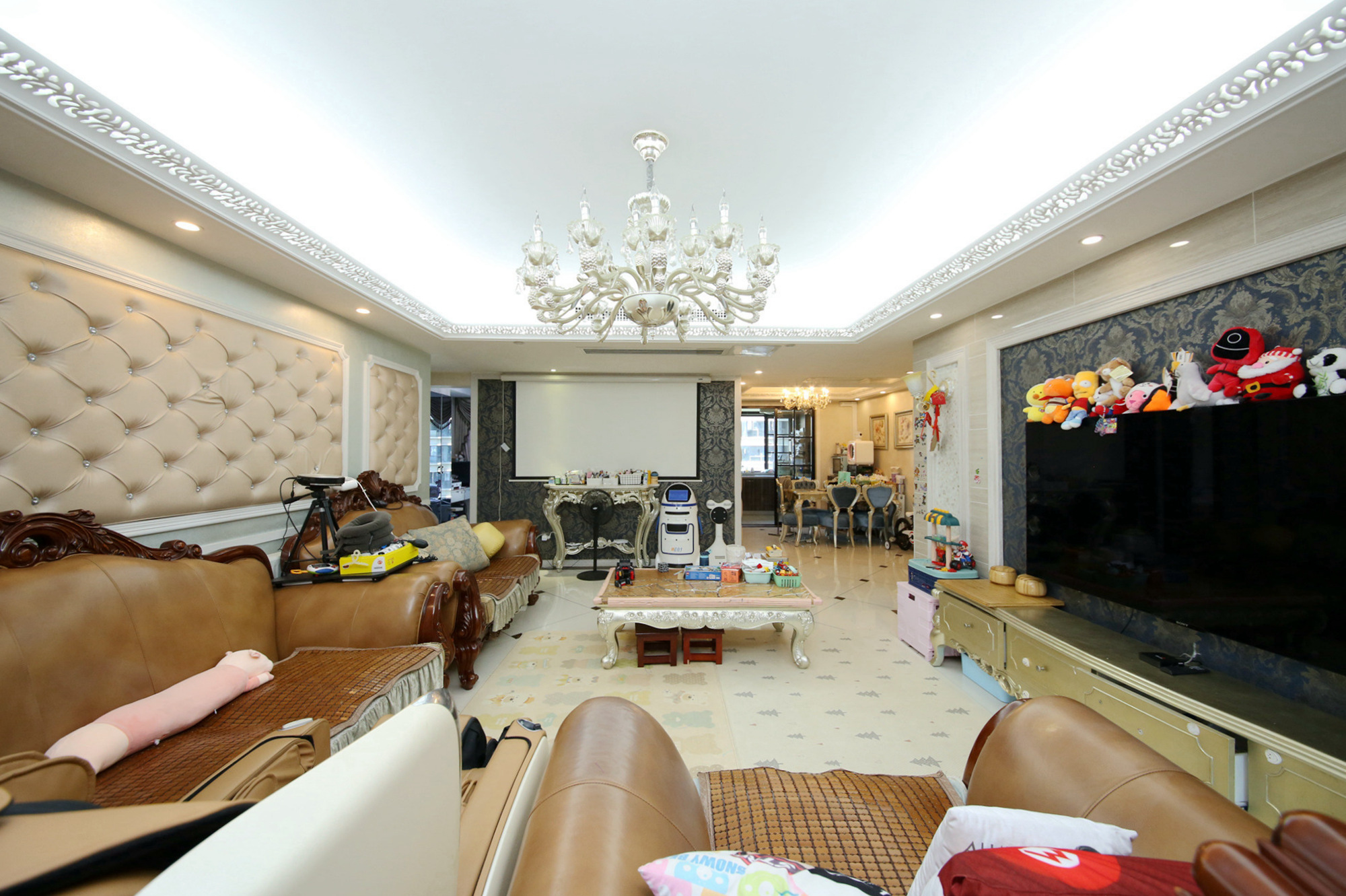 红橡华园(菲莎公馆)  3室2厅2卫   235.00万客厅