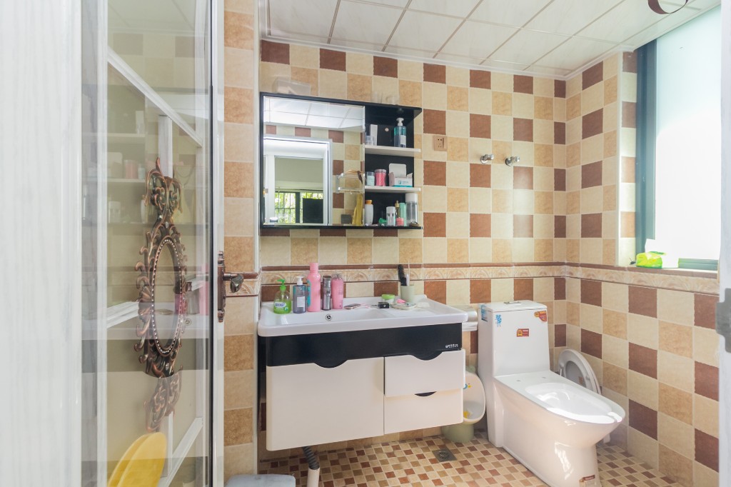 海德公园  4室2厅2卫    110.0万卫生间