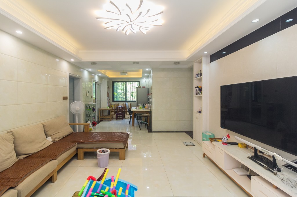 海德公园  4室2厅2卫    110.0万客厅