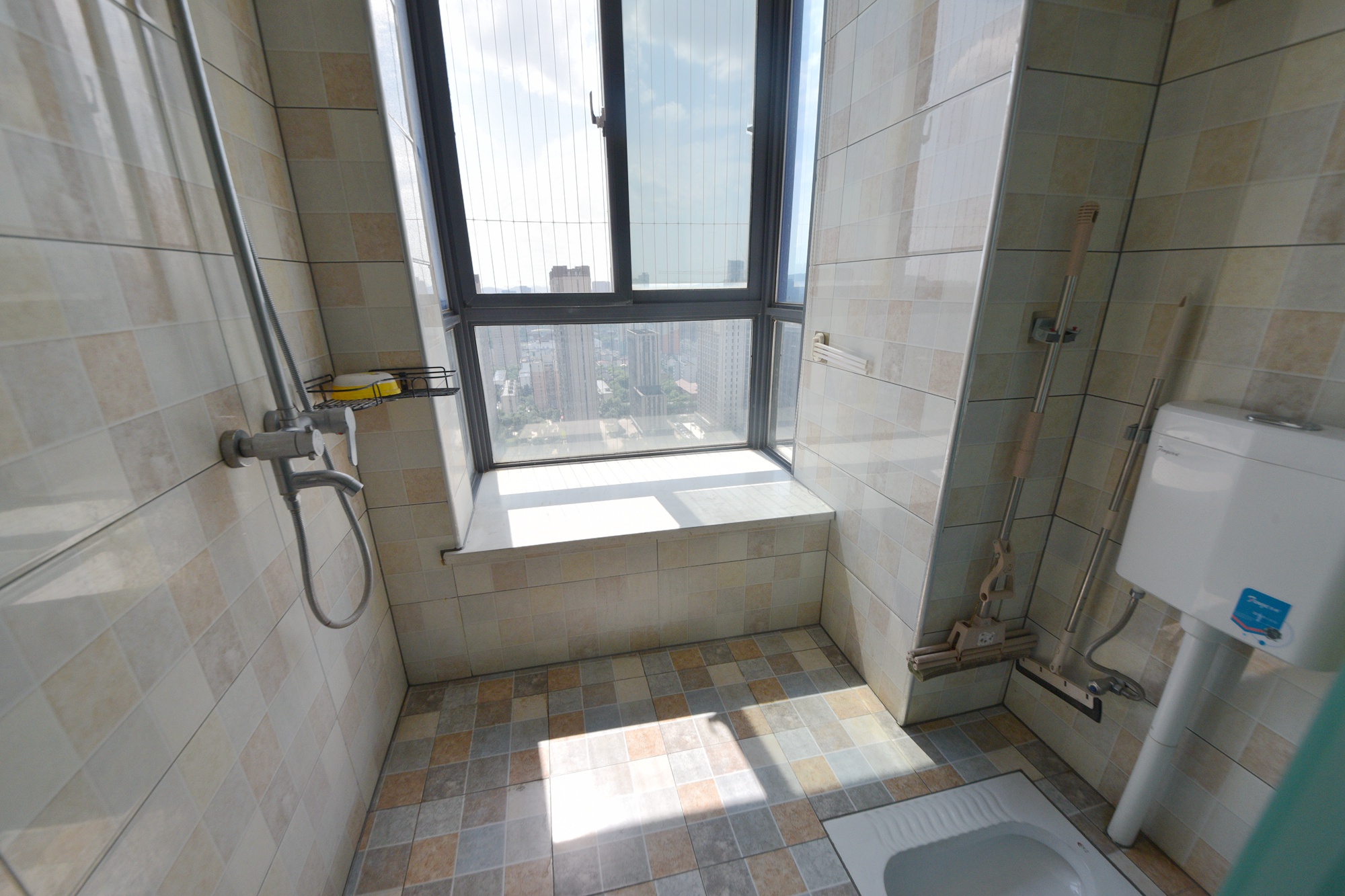 三万英尺  3室2厅2卫    213.0万卫生间