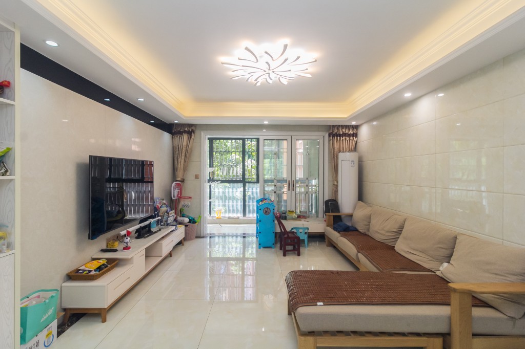 海德公园  4室2厅2卫    110.0万客厅