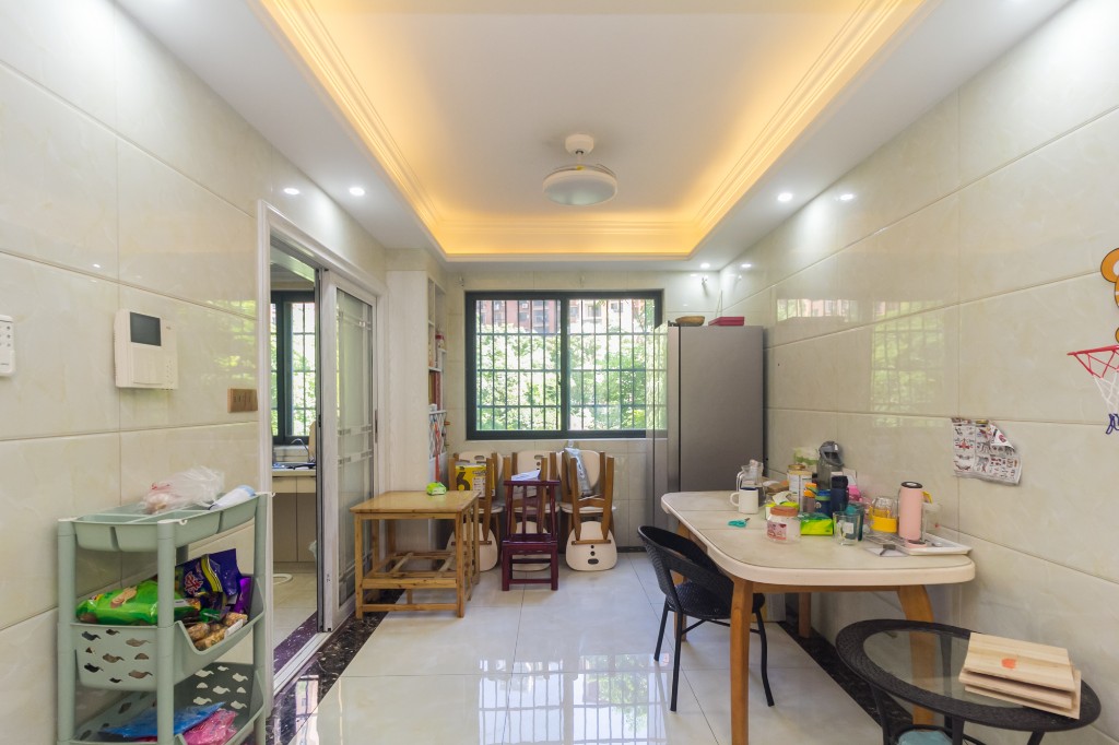 海德公园  4室2厅2卫    110.0万客厅