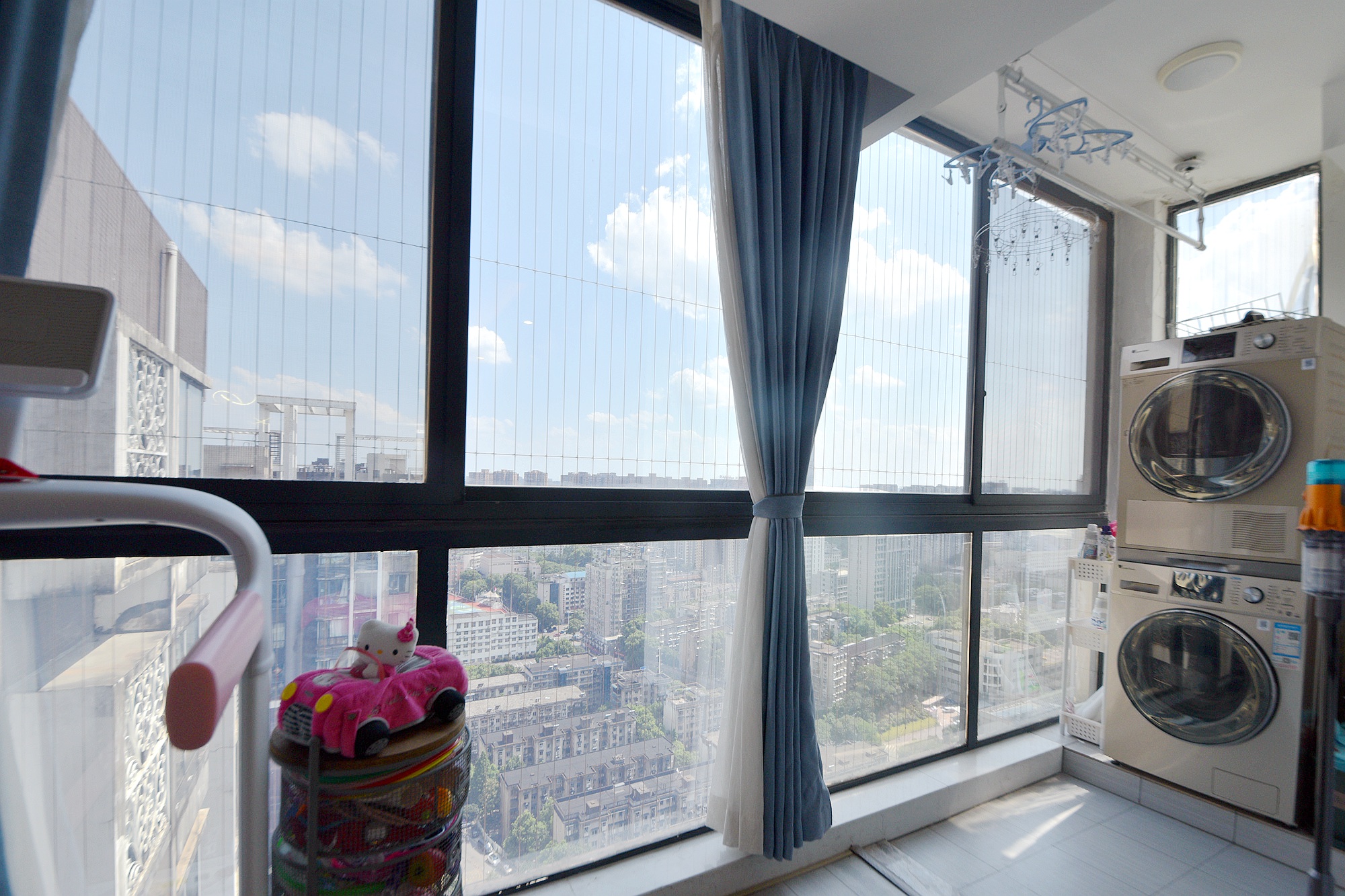 三万英尺  3室2厅2卫    213.0万阳台