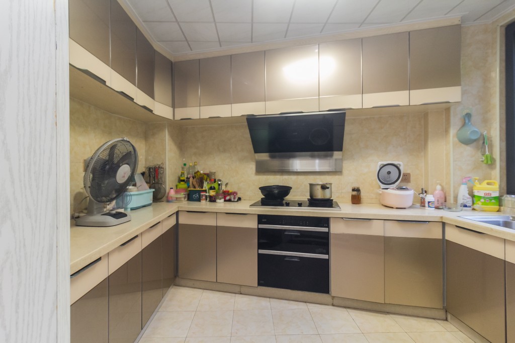 海德公园  4室2厅2卫    110.0万厨房