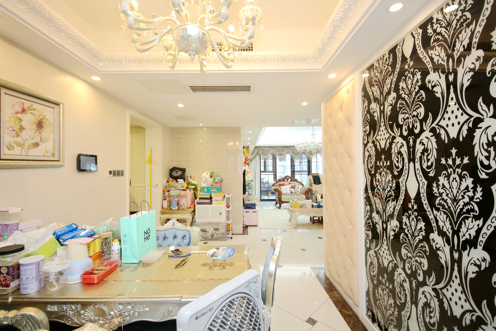 红橡华园(菲莎公馆)  3室2厅2卫   235.00万客厅