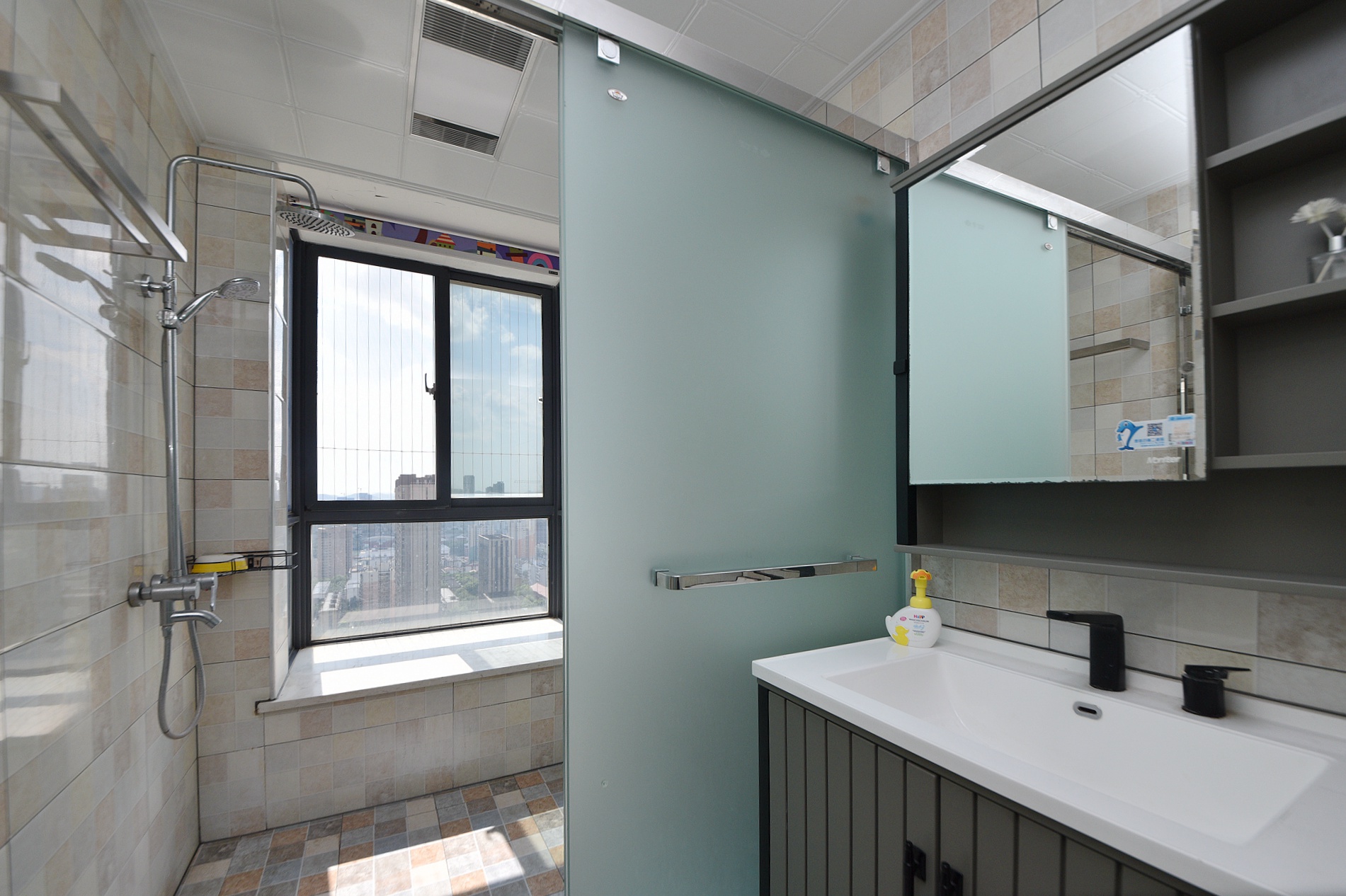 三万英尺  3室2厅2卫    213.0万卫生间