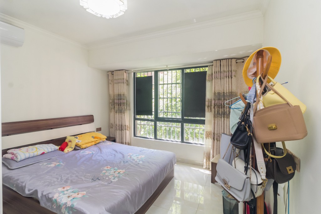 海德公园  4室2厅2卫    110.0万卧室