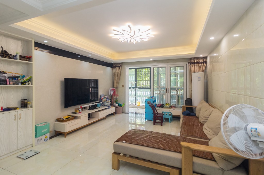 海德公园  4室2厅2卫    110.0万客厅