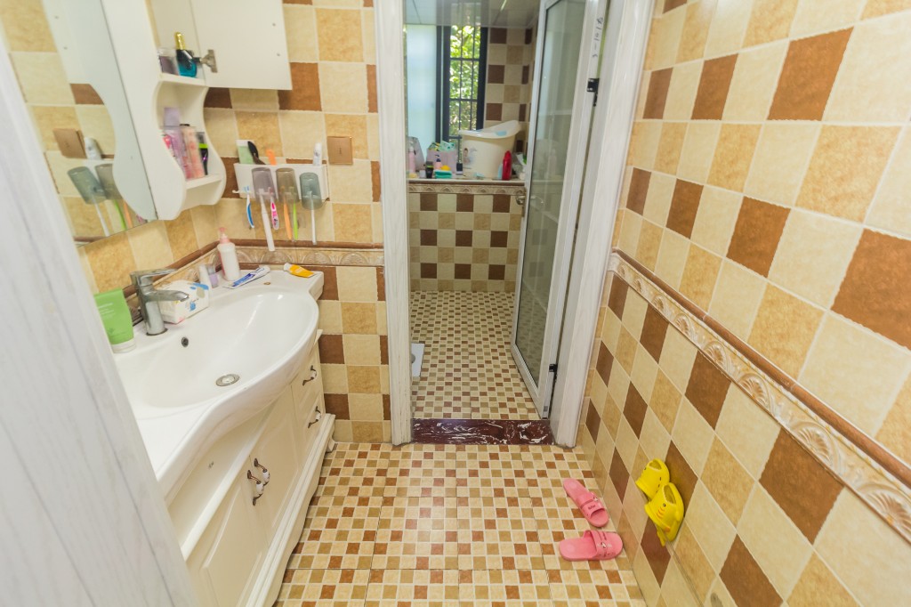 海德公园  4室2厅2卫    110.0万卫生间