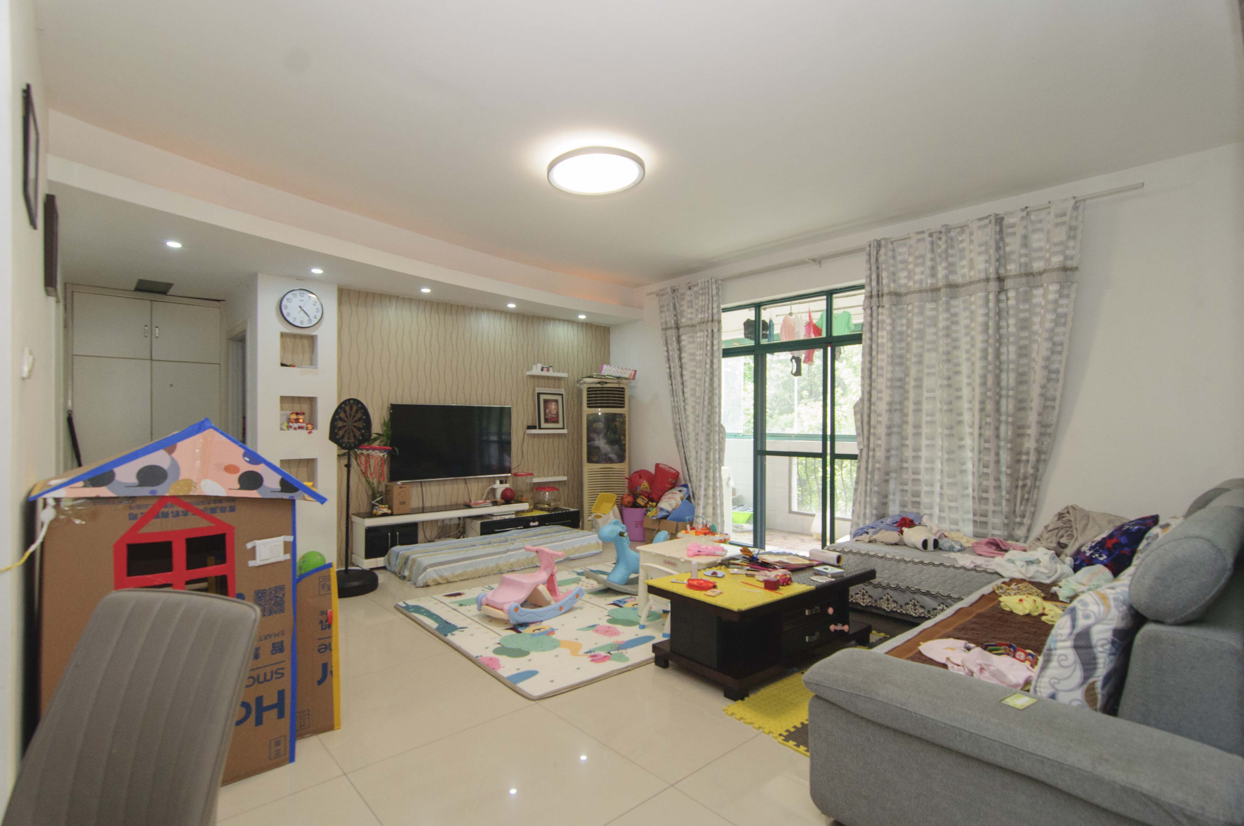 华盛家园  3室2厅1卫    104.99万客厅