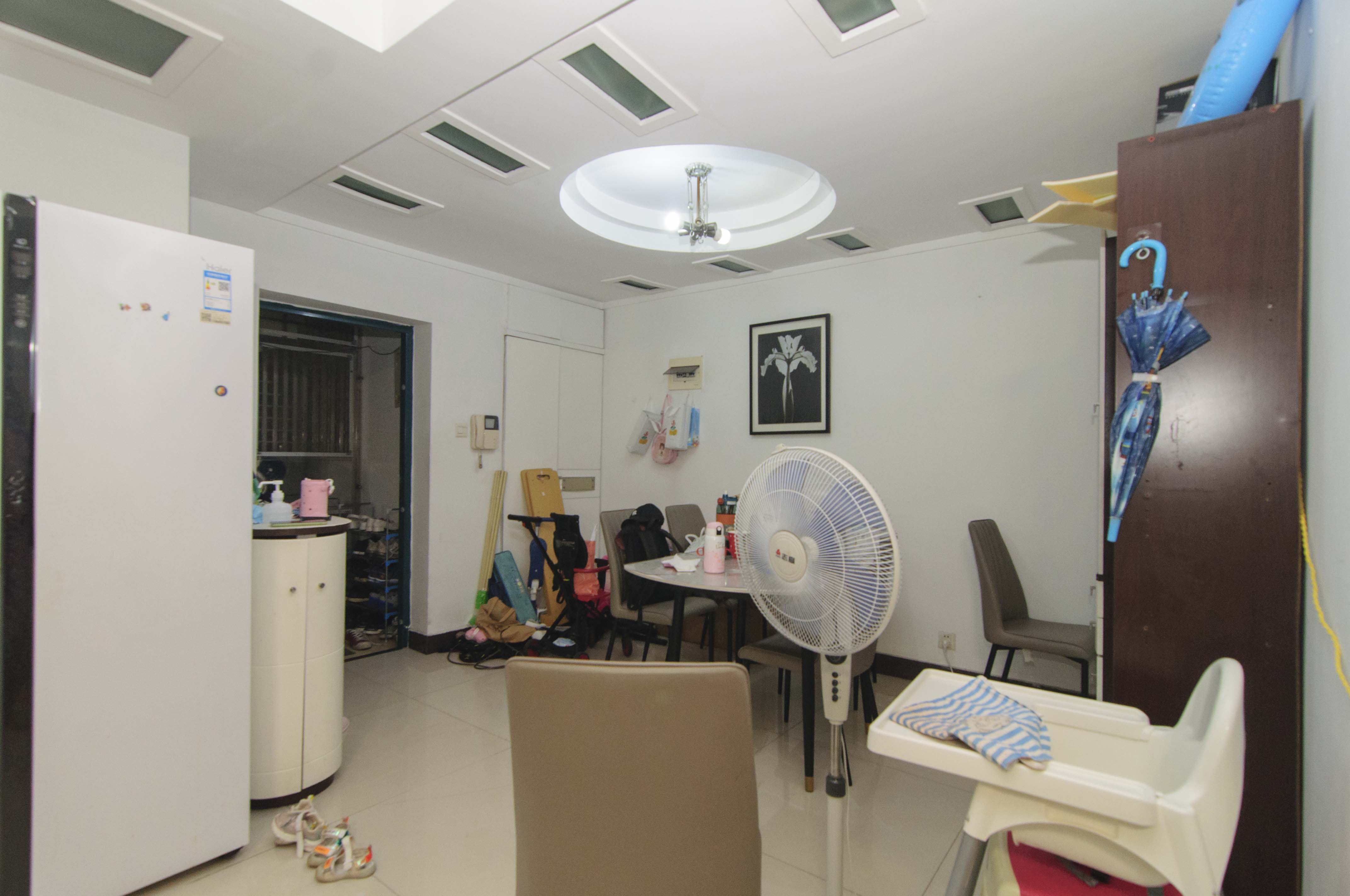 华盛家园  3室2厅1卫    104.99万客厅