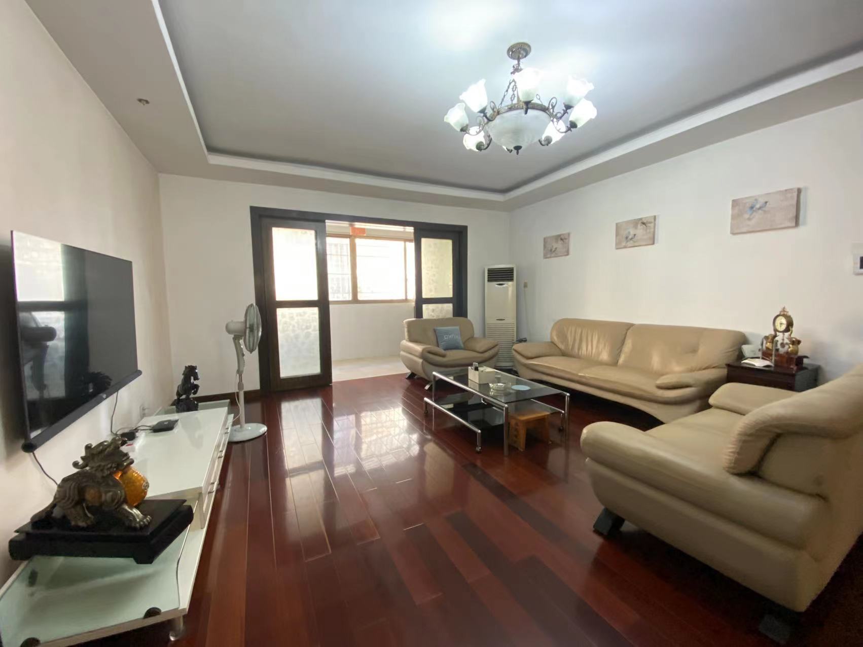 利江花园 4室2厅2卫 72.0万 利江花园 4室2厅2卫 72.0万客厅