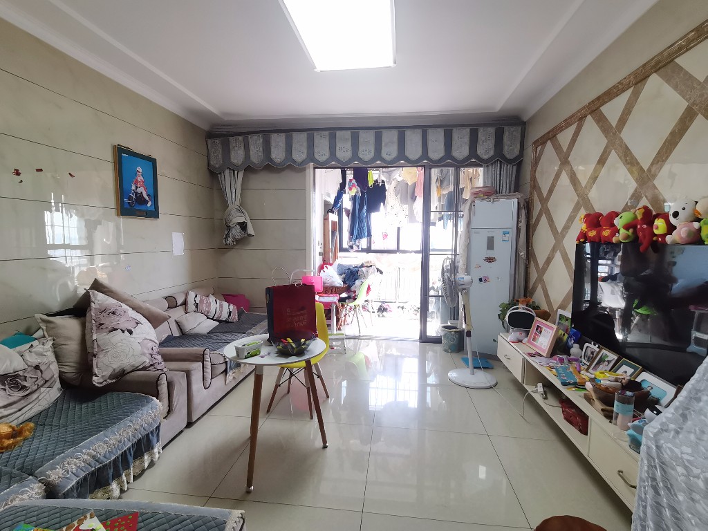 莱茵小镇 3室2厅2卫 58.8万 莱茵小镇 3室2厅2卫 58.8万客厅