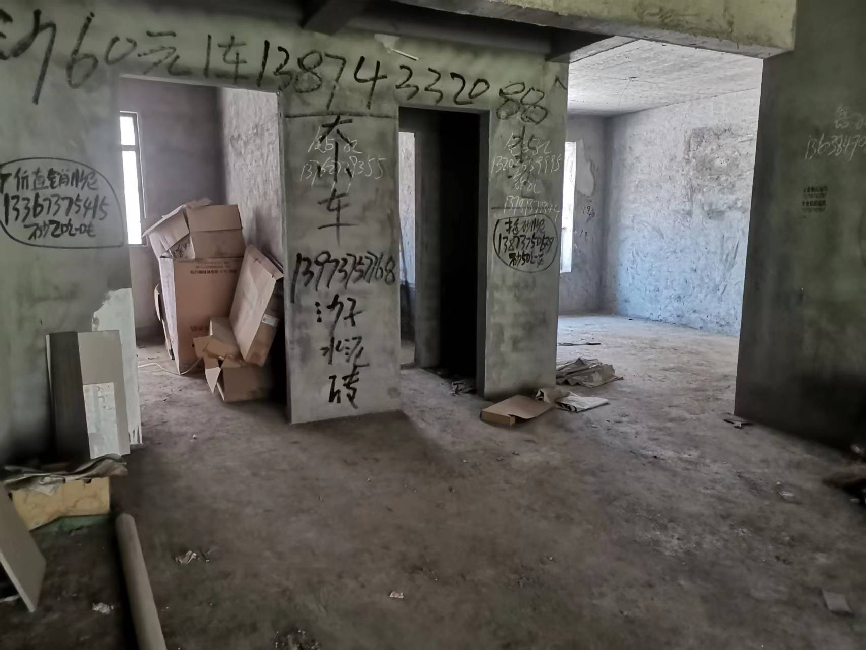 龙洲馨苑  3室2厅1卫   82.00万客厅