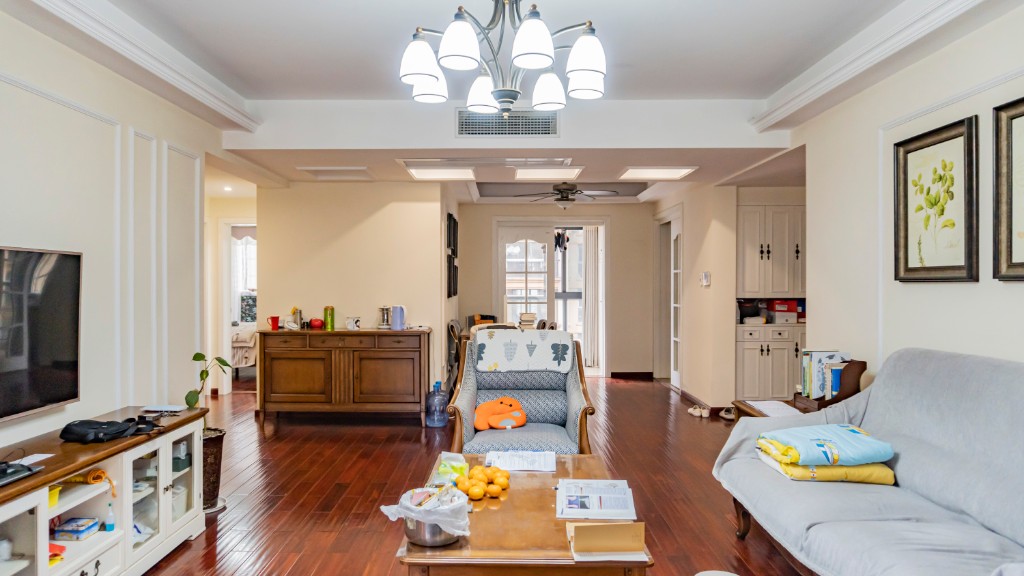 滨江花园 4室2厅2卫 99.8万 滨江花园 4室2厅2卫 99.8万客厅