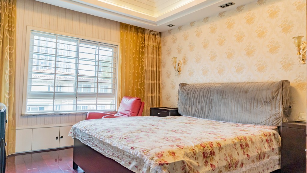 精锐华府别墅区(精锐国际新城)  5室2厅4卫    185.0万 精锐华府别墅区(精锐国际新城)  5室2厅4卫    185.0万客厅