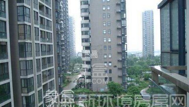 湘江世纪城三居室租房推荐五 拥有约6公里长、约60-100米宽的湘江风光带