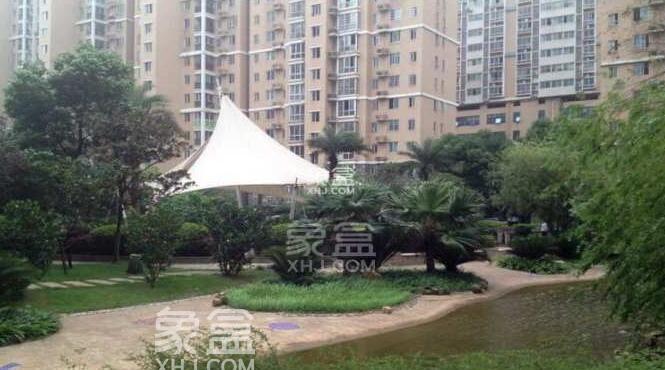 開元路二手房推薦 筑夢園小區(qū)中央設(shè)置兩個綠色島嶼 環(huán)境十分優(yōu)美