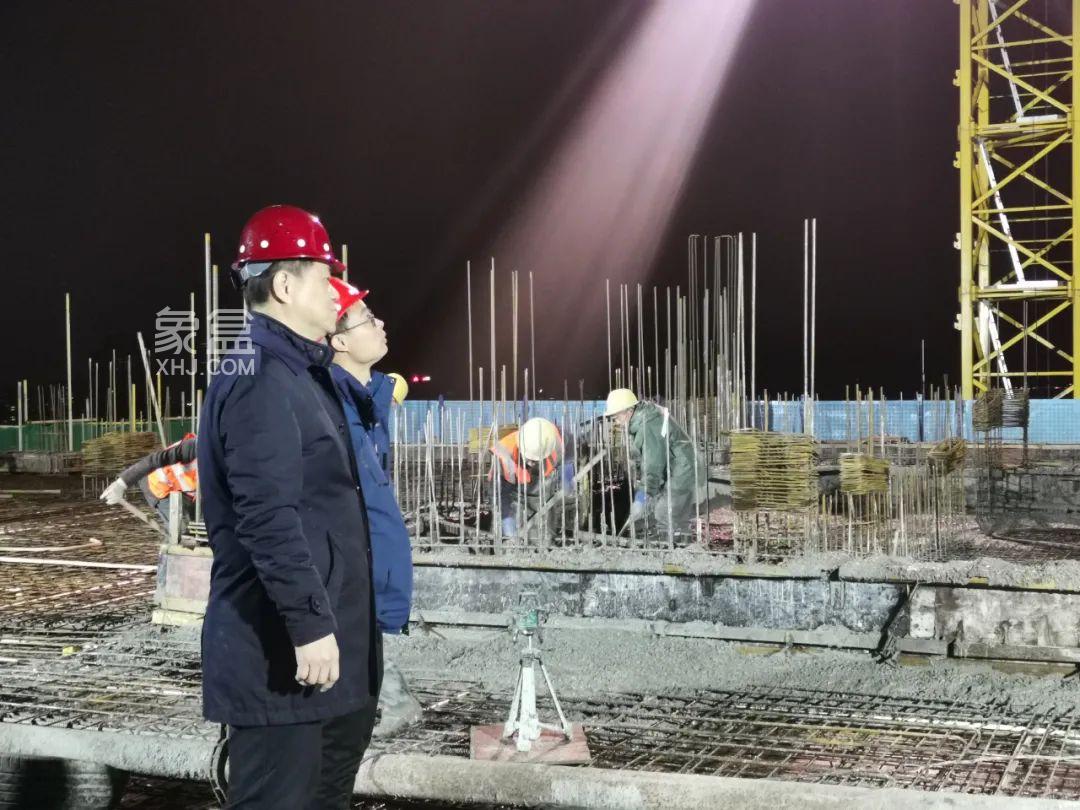3月26日浙商銀行長沙分行大廈榮耀封頂，濱江華爾街中心建面180-302㎡商業(yè)大平層熱銷中！