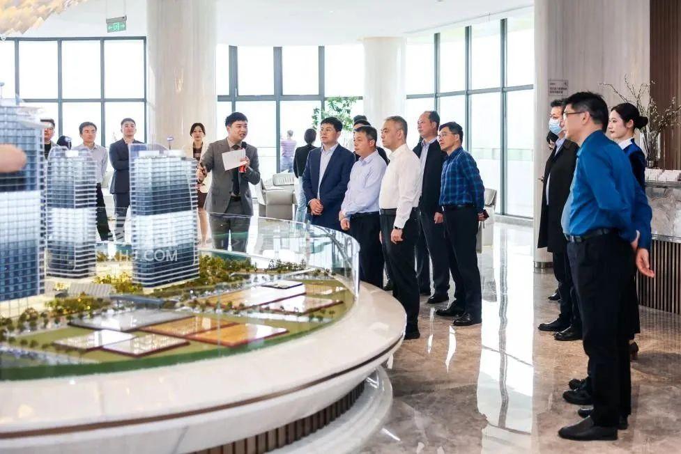 4月3日北海市政府一行考察潤和濱江灣，濱江新城建面260-1870㎡商業(yè)大平層熱銷中！