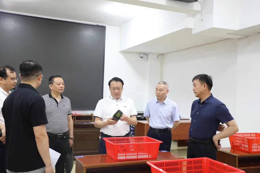 6月3日張紅元前往長郡斑馬湖中學(xué)、望城一中等考點(diǎn)檢查高考考點(diǎn)準(zhǔn)備工作!