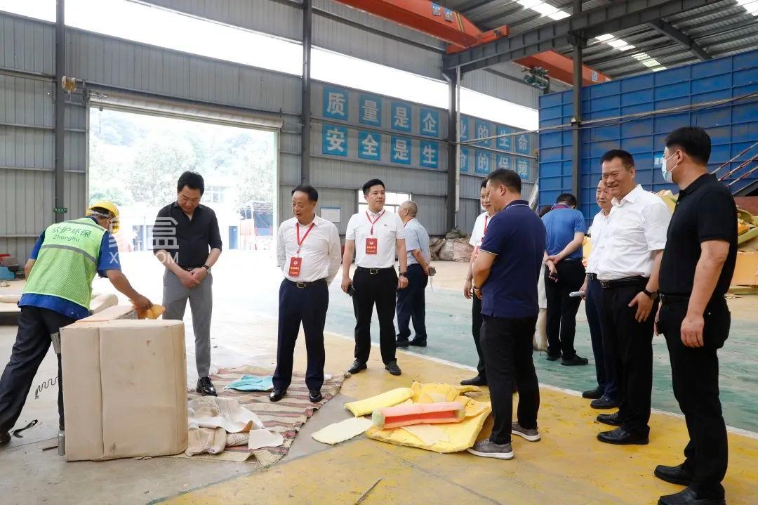 近日杨利成等视察岳北和苑等垃圾分类工作，积极推进“撤桶并点”垃圾分类模式！