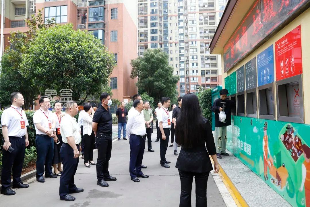 近日杨利成等视察岳北和苑等垃圾分类工作，积极推进“撤桶并点”垃圾分类模式！