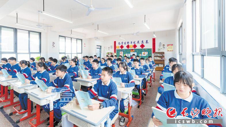 南雅湘江中學(xué)：始于2017年，是足球、曾氏文化特色公辦初中！
