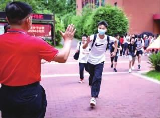 2023年長(zhǎng)沙中考約9.71萬，其中六區(qū)約5.64萬（含望城區(qū)，不含外地回長(zhǎng)生）！
