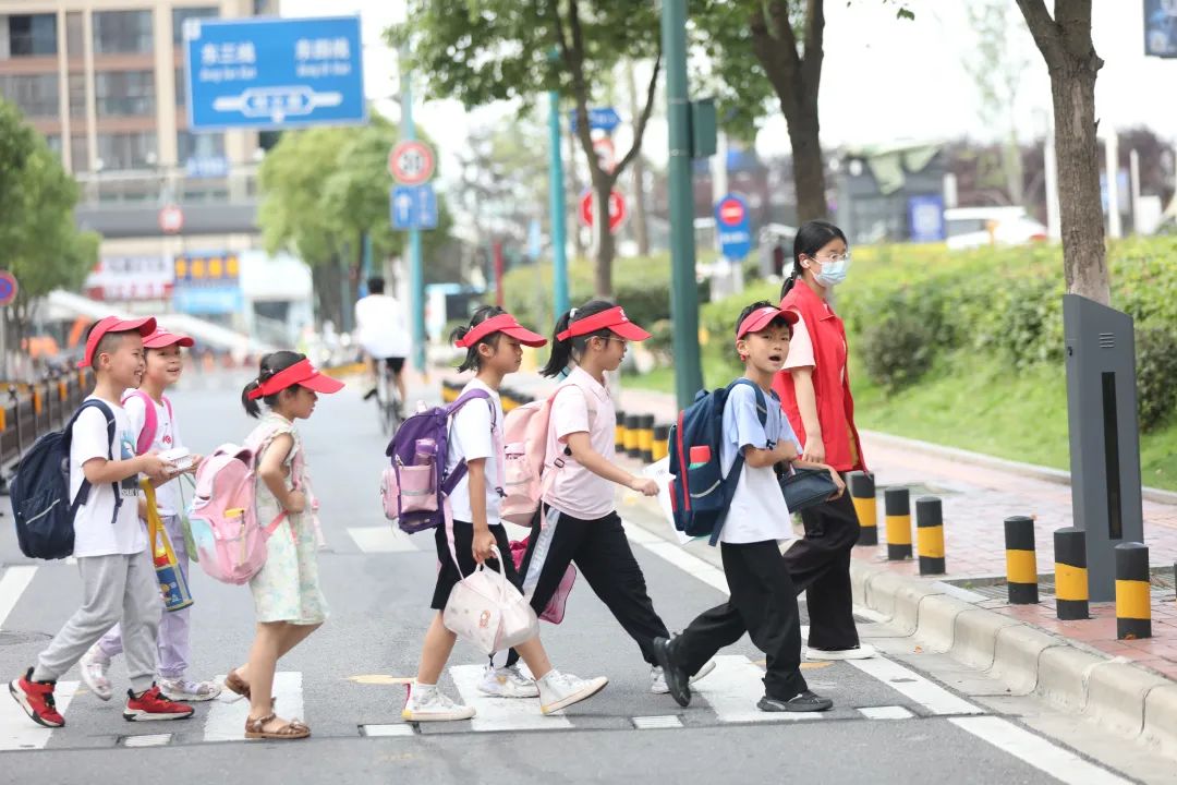 2023年長(zhǎng)沙縣建立起“鎮(zhèn)街吹哨，部門(mén)報(bào)到”校園周邊環(huán)境整治工作聯(lián)動(dòng)機(jī)制！
